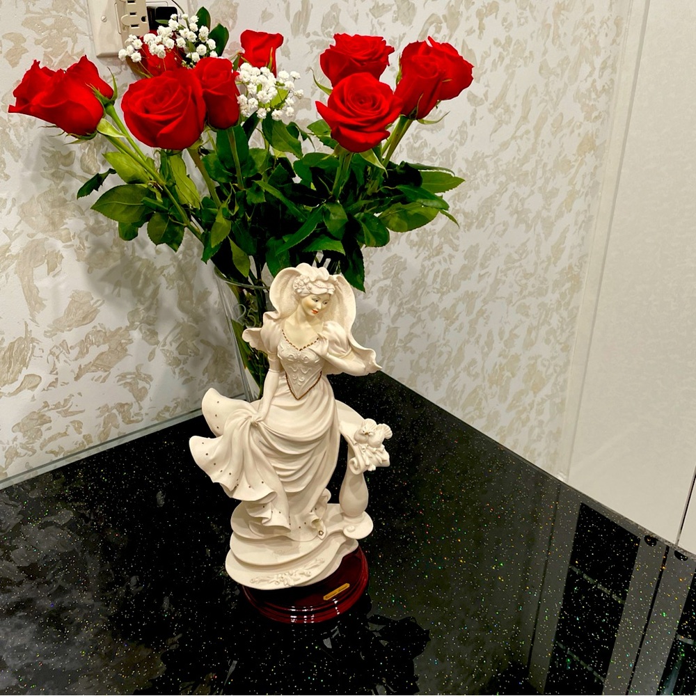 Giuseppe Armani Vintage Capodimonte Figurine " Bride on Balaustre" #0885F MINT
